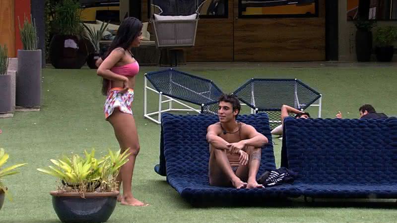 Flayslane e Felipe Prior na área externa da casa do Big Brother Brasil 20 - Divulgação/Gshow