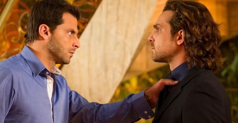 Cassiano (Henri Castelli) não está completamente livre de Alberto (Igor Rickli) - Globo/João Cotta