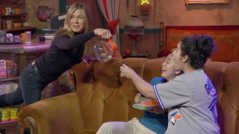 Jennifer se escondeu atrás do sofá do Central Perk para assustar os fãs - Reprodução/Youtube