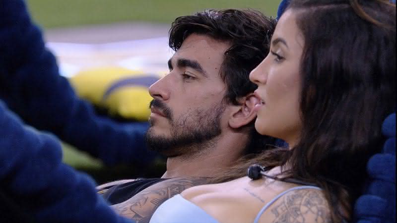 Bianca e Guilherme conversam na parte externa da casa do BBB20 - Globoplay