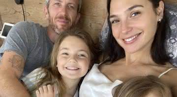 Com foto em família, Gal Gadot anunciou estar esperando o seu terceiro filho - Reprodução/Instagram