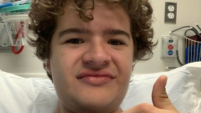 Gaten Matarazzo em cama de hospital no clique do Instagram - Instagram