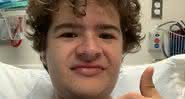 Gaten Matarazzo em cama de hospital no clique do Instagram - Instagram