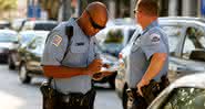 Policias dando multa no trânsito - Getty Images