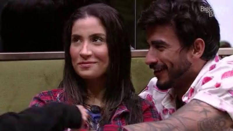 Guilherme e Bianca no sofá da sala do BBB20 - Globoplay