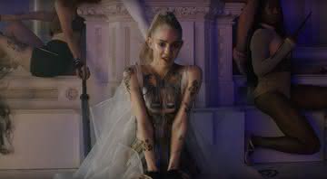 Grimes no clipe de Violence. Crédito: Reprodução/YouTube