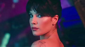 Halsey no clipe de You should be sad - Reprodução/YouTube