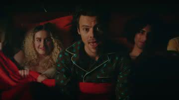 Harry Styles aparece na cama com estranhos no clipe divertido de "Late Night Talking"; assista - Reprodução/YouTube