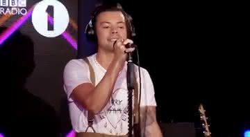 Harry Styles nos estúdios da BBC Radio 1 performando Juice, da cantora Lizzo - YouTube