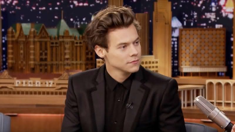 Harry Styles negou acusações de que teria oferecido dinheiro com outros intenções a morador de rua - YouTube