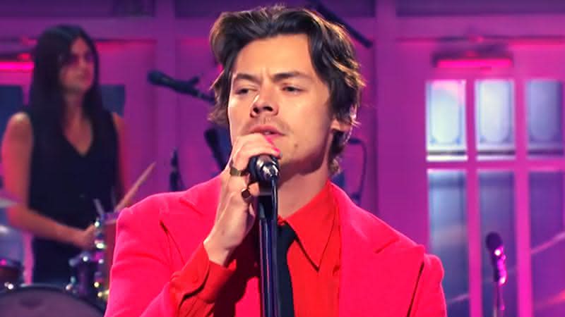 Harry Styles apresentou e foi atração musical do Saturday Night Live no sábado (16) e estreou novo single, Watermelon Sugar - YouTube