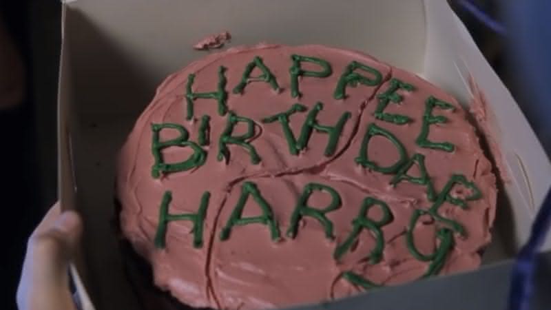 Cena de Harry Potter ganhando o bolo de Hadrig em A Pedra Filosofal - YouTube