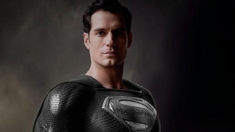 Henry Cavill aparece com o uniforme negro do Superman em primeira imagem oficial divulgada por Zack Snyder de sua versão para Liga da Justiça, de 2017 - Reprodção/Vero/Zack Snyder