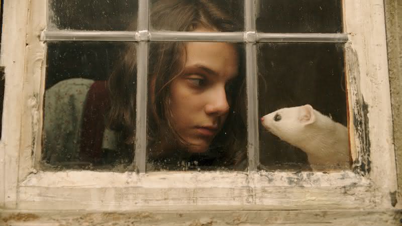 Dafne Keen como Lyra em cena da primeira temporada de His Dark Materials - HBO