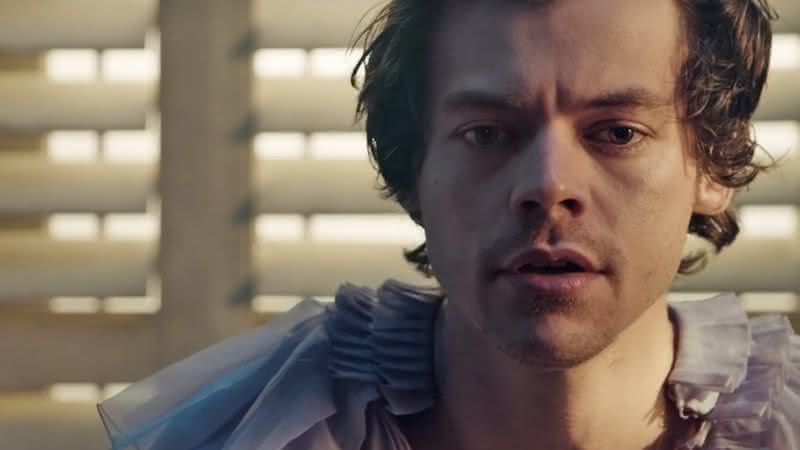 Harry Styles no clipe de Falling - YouTube