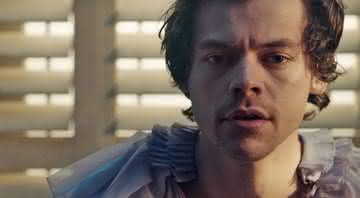 Harry Styles no clipe de Falling - YouTube