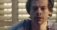 Harry Styles no clipe de Falling - YouTube