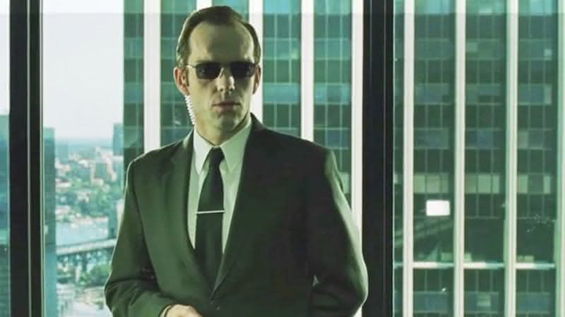 Hugo Weaving em Matrix - Warner Bros.