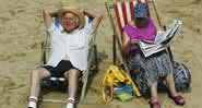 Idosos na praia em dia de sol - Getty Images