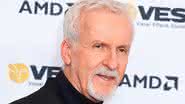 James Cameron revela que suas calças estavam caindo enquanto recebia o Oscar por "Titanic" - Reprodução:  Leon Bennett/Getty Images