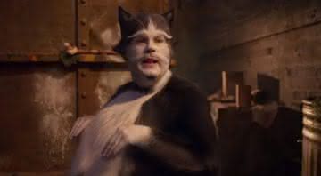 James Corden em cena de Cats - Working Title Films