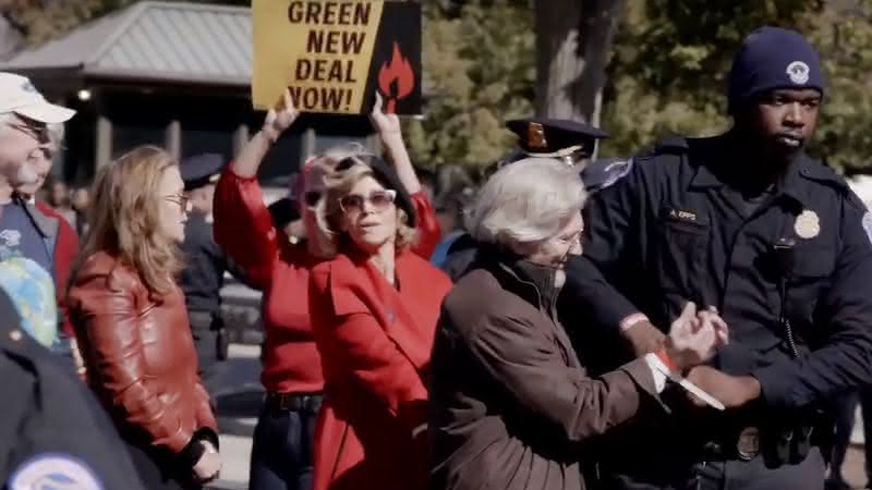 Jane Fonda discursa ao ganhar prêmio enquanto é algemada - YouTube