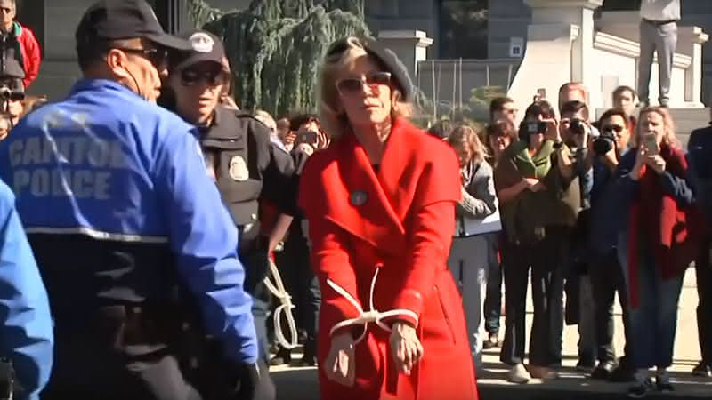 Jane Fonda sendo presa em frente ao Capitólio norte-americano - YouTube