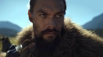 Jason Momoa em cena de See, série original do streaming da Apple - AppleTV+