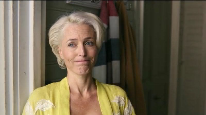 Gillian Anderson como a personagem Jean Milburn em Sex Education - Netflix