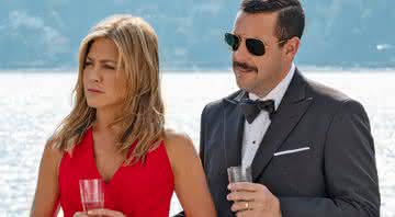 Jennifer Aniston e Adam Sandler em cena de Mistério no Mediterrâneo - Divulgação/Netflix