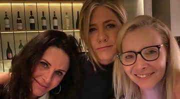 Jennifer Aniston compartilhou clique ao lado de Courteney Cox e Lisa Kudrow durante jantar - Instagram