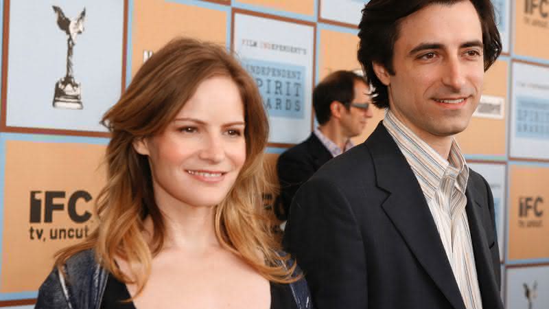 Jennifer Jason Leigh e Noah Baumbach foram casados entre 2005 e 2010. Na foto, os dois no Independent Spirit Awards de 2006 - J. Vespa/WireImage/Getty Images