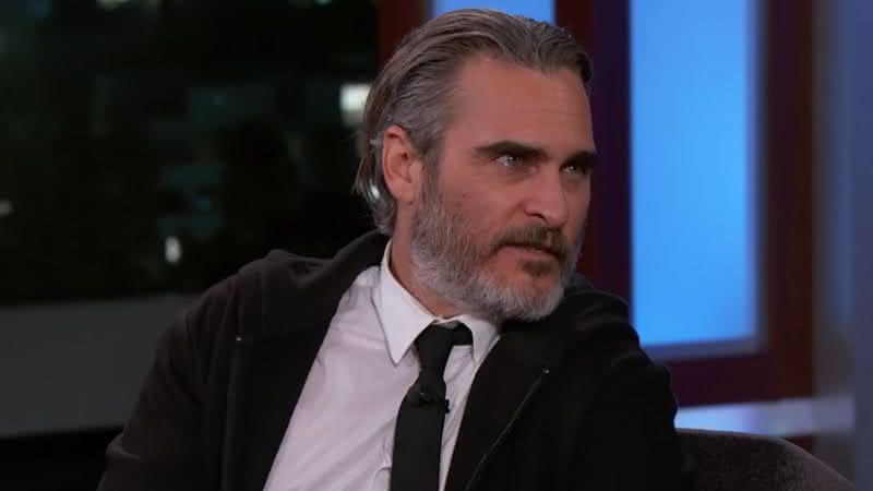 Joaquin Phoenix em entrevista par ao Jimmy Fallon - YouTube