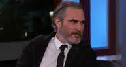 Joaquin Phoenix em entrevista par ao Jimmy Fallon - YouTube