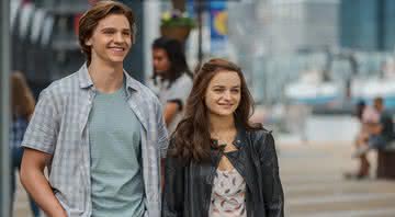 Joey King e Joel Courtney em A Barraca do Beijo - Reprodução/Netflix