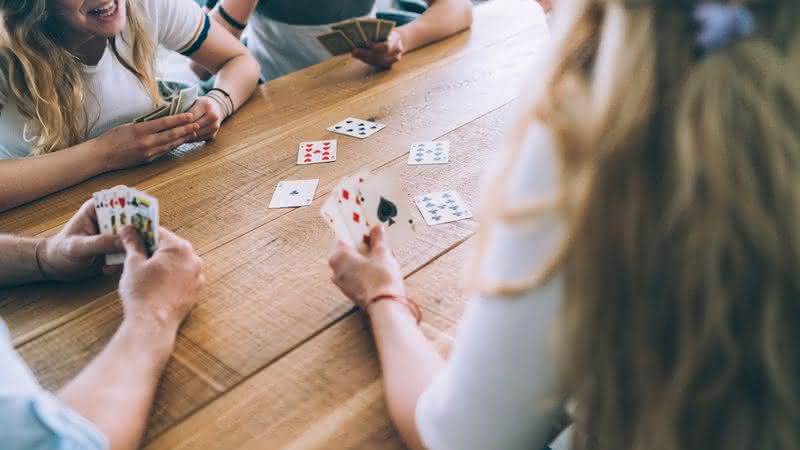 Sem ideia do que fazer com os amigos? Confira esses jogos super divertidos para animar sua noite - Reprodução/Getty Images