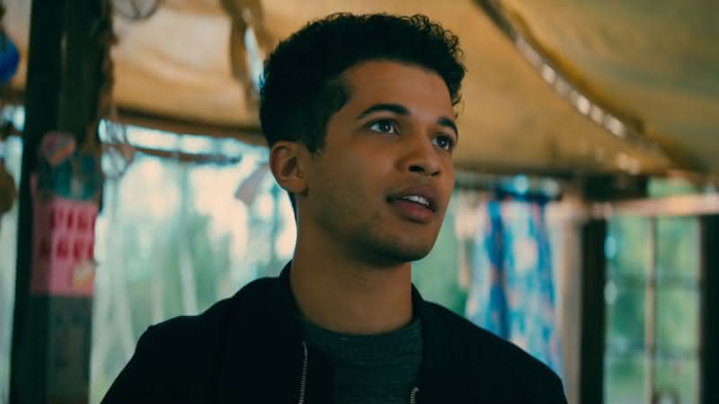 Jordan Fisher é John Ambrose em Para Todos Os Garotos - Reprodução/Netflix