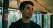 Jordan Fisher é John Ambrose em Para Todos Os Garotos - Reprodução/Netflix