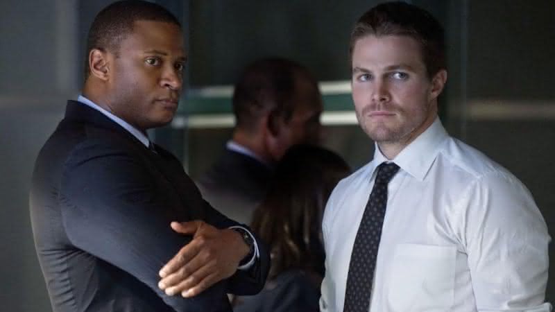 John Diggle e Oliver Queen, personagens de Arrow - CW