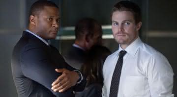 John Diggle e Oliver Queen, personagens de Arrow - CW