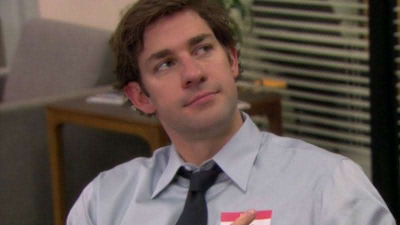 John Krasinski (sentado) interpretou Jim Halpert na comédia The Office - Divulgação/NBC