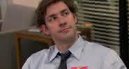 John Krasinski (sentado) interpretou Jim Halpert na comédia The Office - Divulgação/NBC