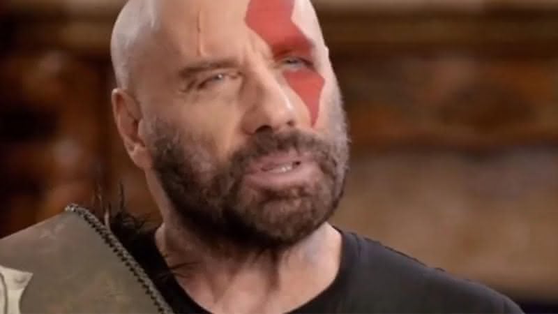 John Travolta apareceu caracterizado como Kratos para uma campanha do jogo "God of War Ragnarok" - Reprodução: Playstation
