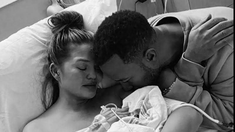 Chrissy Teigen e John Legend em foto publicada nas redes - Instagram