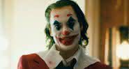 Joaquin Phoenix como Arthur Fleck em cena de Coringa - Warner Bros. Pictures