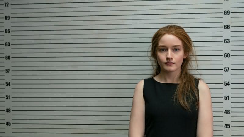 Julia Garner, de "Ozark", vive a socialite e golpista Anna Sorokin - (Divulgação/Netflix)