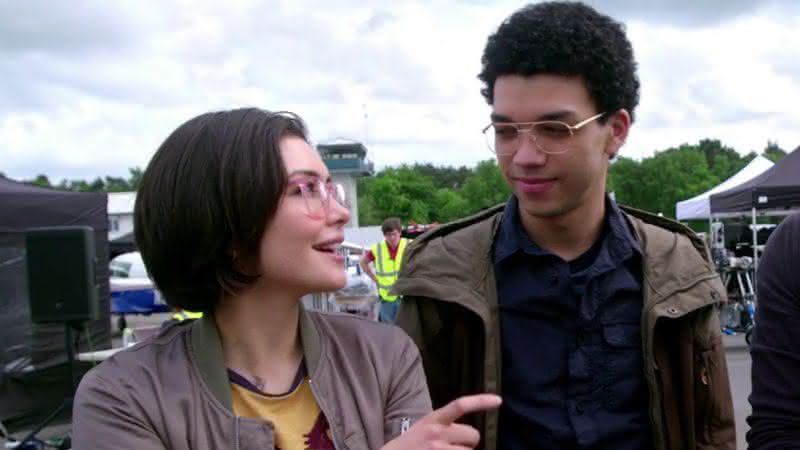 Daniella Pineda e Justice Smith em Jurassic World: Reino Ameaçado - Divulgação/Universal Pictures