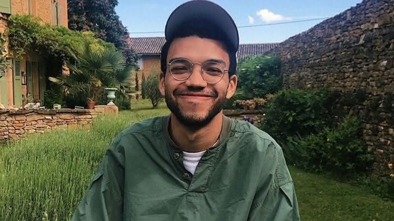 Justice Smith interpreta Theodore Finch em Por Lugares Incríveis - Reprodução/Twitter