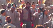 Kanye West cercado pelo coral do Sunday Service no clipe de Closed For Sunday - Reprodução/YouTube