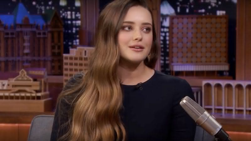 Katherine Langford no programa de Jimmy Fallon do dia 26 de novembro de 2019 - YouTube